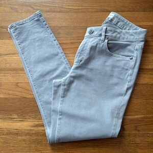 👟Loft light gray curvy skinny crop jeans. Size 28/6.